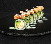 Ролл с опалённым тунцом, креветкой и фирменным соусом личи
