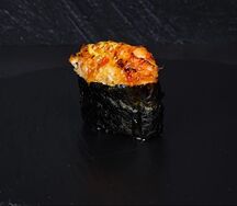 Запечённые острые суши с камчатским крабом