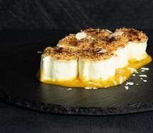 Сладкий ролл с фруктами и манговым соусом