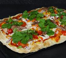 Пицца с говядиной и кинзой