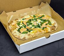 Пицца с лососем, шпинатом и соусом лемонграсс