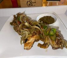 Demi choukouya de poulet attiéké et une sucrerie