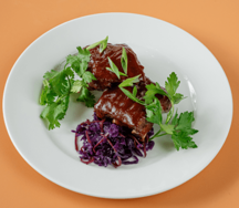 Свиные ребра BBQ с маринованной красной капустой