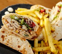 Assiette wrap américain avec frite et boisson