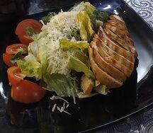 Салат Цезарь с курицей
