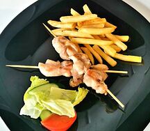 Шашлычок куриный с картофелем фри и кетчупом