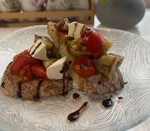 Брускетта с печёными овощами и сыром фета