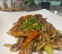 Удон с овощами и курицей