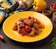 Жареная курица с овощами и грибами