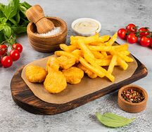 Картофель фри и наггетсы куриные