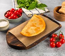 Чебурек с курицей, грибами и сыром