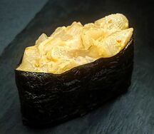 Гункан с гребешком