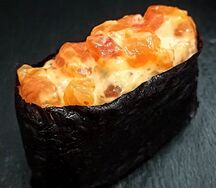 Гункан с лососем