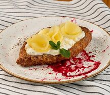 Французский тост с ананасами и кремом