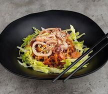 Wok с морскими гадами