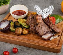 Баранья корейка с овощами