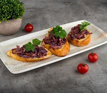 Брускета с копчёным мясом