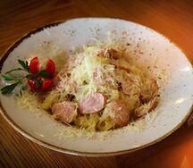 Пенне с сосисками в сливочном соусе