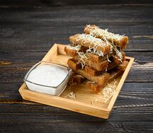 Гренки с чесночным и острым соусом