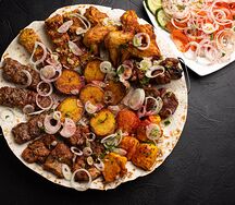 Барбекю-комбо из шашлыков и картофеля на углях