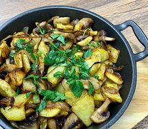 Жареный картофель с грибами и луком