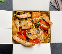 Wok удон с курицей и фасолью