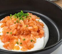 Тартар из лосося с чипсами