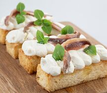 Пан бриошь с рикоттой и анчоусом