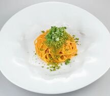 Спагетти с бурратой, помидорами черри и зеленым пармезаном