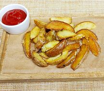 Картофель по-деревенски с соусом