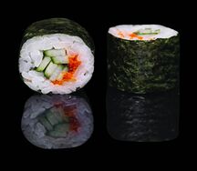 Ролл с огурцом и тобико