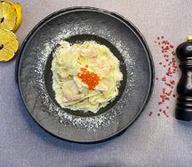 Феттучини с лососем и креветками