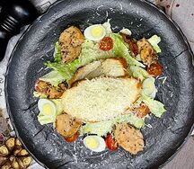 Салат Цезарь с куриной грудкой
