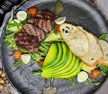 Теплый салат с говяжьей вырезкой и авокадо