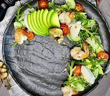 Салат с креветками и авокадо