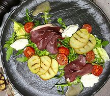 Салат с копченой утиной грудкой и грушей