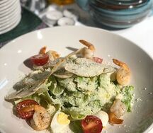 Салат Цезарь с креветками