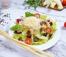 Зеленый салат с артишоками, оливками и вялеными томатами