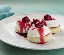 Сырники с вареньем и сметаной