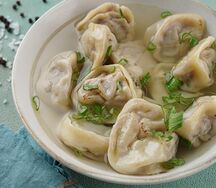 Пельмени со свининой и говядиной с бульоном и сметаной