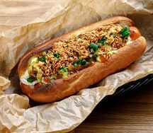 Хот-дог с сыром бри и говяжьей сосиской