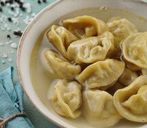 Пельмени с курицей и бульоном