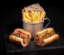 Хот-дог с маринованным перцем и картофелем фри