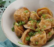 Пельмени со свининой и говядиной и сметаной