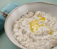 Каша геркулесовая с медом, орехами и изюмом на воде