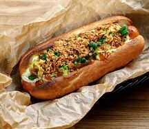 Хот дог с сыром бри со cвинoй сосиской