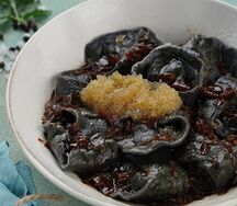 Пельмени с лососем и щучьей икрой