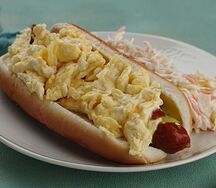 Хот-дог скрэмбл со cвинoй сосиской