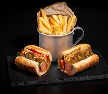 Хот-дог с маринованным перцем с куриной сосиской и картофелем фри