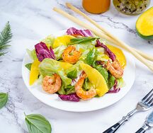 Зеленый салат с креветками и манго